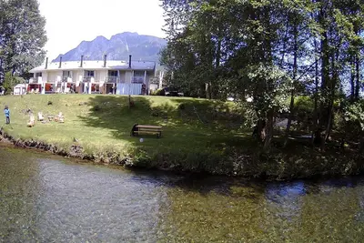 Image de Moon River All - 5 maisons de ville modernes sur la rivière pour 24-30 personnes - 5 bains à remous