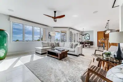 Image de Penthouse de luxe, à quelques minutes de la plage de Wailea avec vue panoramique sur l'océan et l'île
