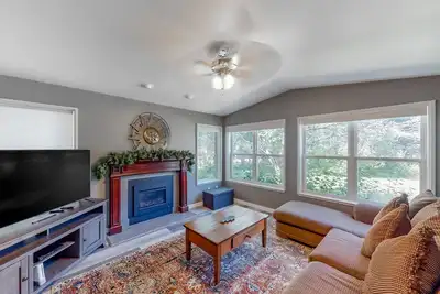 Image de Maison familiale avec barbecue Ă gaz et terrasse, proche de Ketchum et Sun Valley!