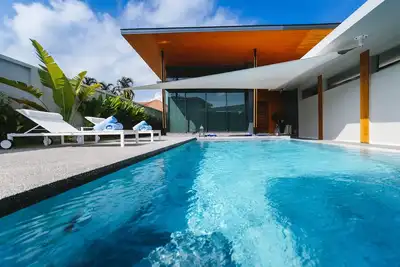 Image de Crystal Pool Villa 2 Bdr Drive à 5 minutes de la plage de Rawai / Naiharn