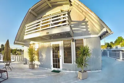 Image de Chalet de détente avec de beaux levers et couchers de soleil!