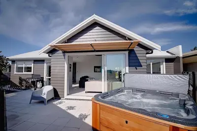 Image de Maison de vacances élégante dans le quartier Rotorua, avec piscine et piscine