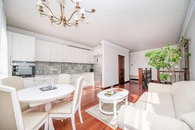 Image de 2 ou 3 chambres privées à Old Town Gate Residence (maisonnette, terrasse, parking)