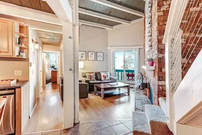 Image de Condo avec vue sur la montagne, mezzanine, balcon, piscine commune, bain à remous et salle de jeux