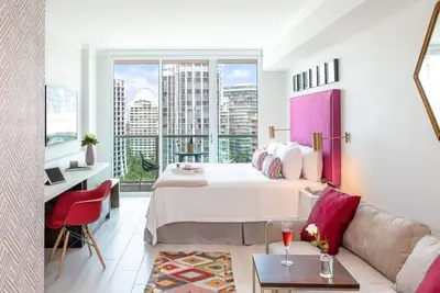 Image de Chambre d'hôtel privée, King + Queen Sofa Bed, parking gratuit, Wi-Fi, piscine, salle de gym.