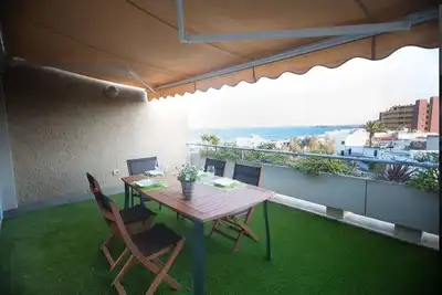 Au niveau de la mer et surplombant la plage. Appartement avec terrasse et 8 heures de soleil
