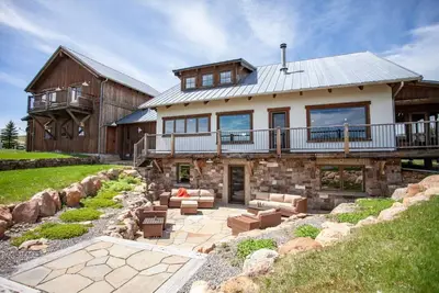 Image de Grande maison toute l'année trouvée sur 21 acres avec vue sur les montagnes et l'étang