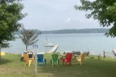 Image de Emplacement! Plage privée de Crystal Lake, où vous pouvez marcher jusqu'à tout en ville!