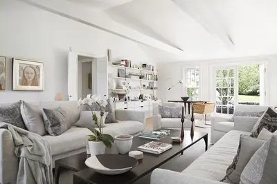 Image de Superbe maison entièrement rénovée avec une cour semblable à un parc près de la ville et des plages