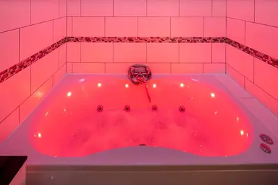 Image de Élégante maison de 3 chambres avec bain Jacuzzi à proximité du train
