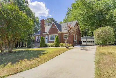 Image de Maison confortable à côté de Hpu / proche du marché du meuble et du centre-ville de Hp.