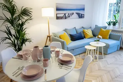 L'appartement a été récemment rénové, confortable et moderne.