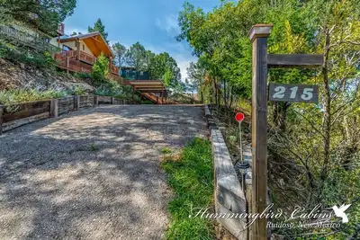 Image de Le château du roi Arthur est une cabane de rêve sur une colline!