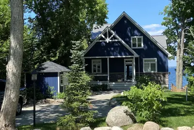 Image de Lake House moderne au bord de l'eau sur la baie Georgienne