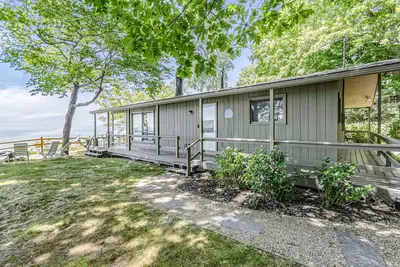 Image de Chalet pittoresque au bord du lac avec bain à remous privé, foyer et belles vues sur le coucher du soleil!