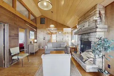 Image de Chalet acceptant les chiens, privé et confortable avec accès au bord du lac