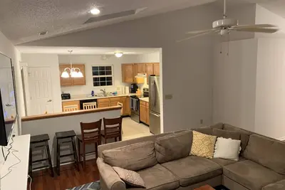 Image de Moins d'un mile de Grand Park, 20 personnes, \"Assis les pins\"