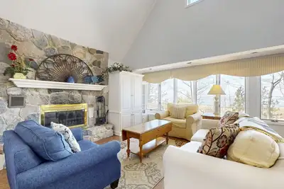 Image de Spacieuse maison au bord du lac avec vue panoramique et plage privée