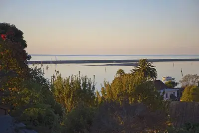 Image de Harbour Lights - Nelson waterfront home with stunning views.