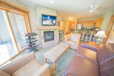 Image de La station d'expédition # 8597 est dans un emplacement privilégié pour vos prochaines vacances à la montagne. Ce condo de 2 chambres est confortable et une excellente option pour jusqu'à 6 personnes.