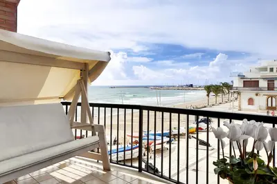 Image de Appartement lumineux avec vue sur la plage et accès direct à la mer