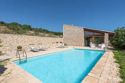 Image de Villa rustique chic avec grande véranda, iscine privée, arbecue et wifi illimité