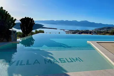 Image de Villa contemporaine de luxe avec une vue spectaculaire sur Elounda et la baie de Mirabello