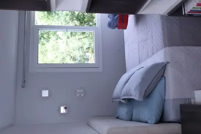 Image de Nouvel appartement confortable près du salon Super Cars