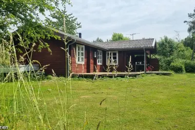 Image de Chalet confortable sur un terrain de nature, avec une salle de bains et un four