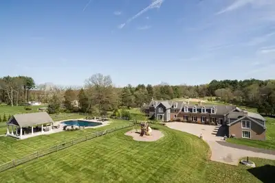 Image de Maison de ferme moderne expansive sur 8 acres semblable à un parc