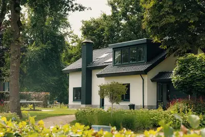 Image de Luxury group villa for 24 people in the Veluwe, with 11 bedrooms, large garden, child-friendly amenities, and modern facilities for a successful group getaway.