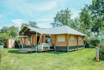 Image de Enjoy an adventurous and luxurious stay in the Safari Villa for 12 people on the Veluwe with private bathrooms, kitchen, and veranda.