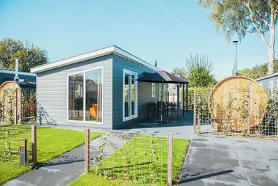 Image de Luxury 6-person lodge with private sauna, covered terrace, and modern kitchen – the perfect retreat for a relaxing Veluwe holiday!