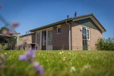 Image de Cozy 4-person bungalow on the Veluwe with sunny garden & car-free path. Ideal for a family vacation or weekend getaway.