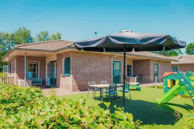 Image de \"Stay in a family-friendly bungalow for 7 at De Boshoek Holiday Park and explore the Veluwe with your family. Enjoy comfort and nature. \"