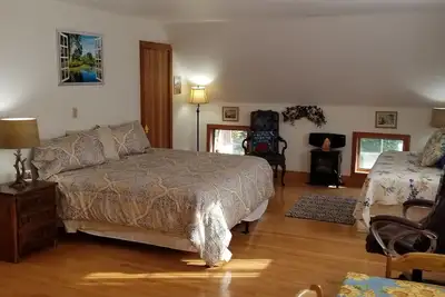 Image de Retraite de la forêt enchantée près du mont. Sunapee: skiez, randonnez, détendez-vous dans notre spa!