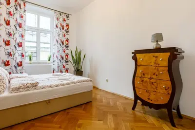 Image de Art deco spacious one bedroom apartment - city view!