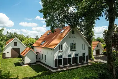 Image de Group stay for 20 guests with 7 bedrooms, 4 bathrooms, private cinema and sauna.