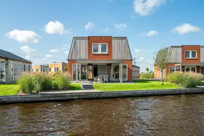 Image de Stay in our spacious Sneekermeer 6 home with private jetty.