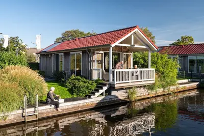 Image de Stay in our cozy Meine 4 chalet with private jetty.