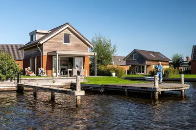 Image de Stay in our spacious Sneekermeer 4 home with private jetty.