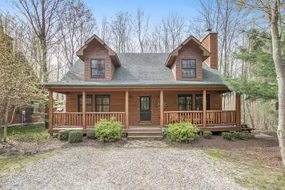 Image de Cabane nichée dans les arbres avec bain à remous privé et accès au lac / piscine!