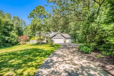 Image de Maison spacieuse avec un cadre boisé pittoresque; à côté du Clearbrook Golf Course!