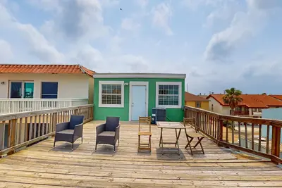 Image de Maison au bord de l'eau avec une terrasse spacieuse, une cale de bateau et une station de nettoyage de poisson - chiens Ok