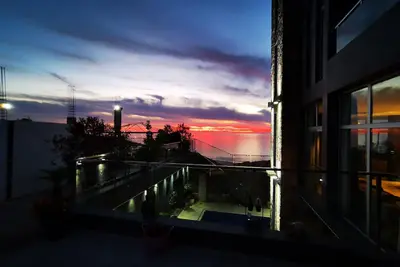 Image de Boutiquehotel / villa moderne avec vue sur l'océan et la piscine. Villa entière