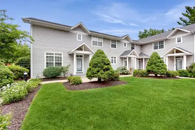 Image de Condo spacieux au centre-ville avec! À seulement un pâté de maisons de la rivière Kalamazoo!