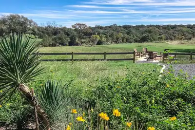 Image de Maison familiale au bord de la rivière avec grande cour, barbecue à gaz et coin repas extérieur