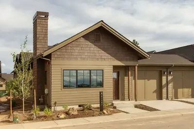 Image de Summer retreat ~ cozy beds ~ hot tub ~ Bend/Bachelor ~ new amenities ~🐶