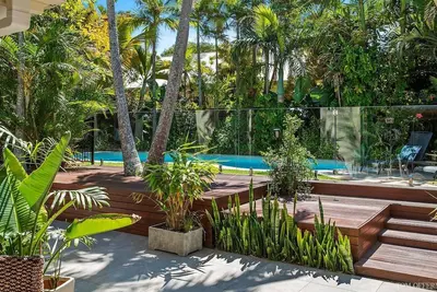 Sanctuaire sophistiqué avec piscine de style complexe, à pied de la plage