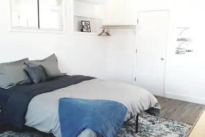 Image de Downtown Studio \"C\" With Private Deck and View